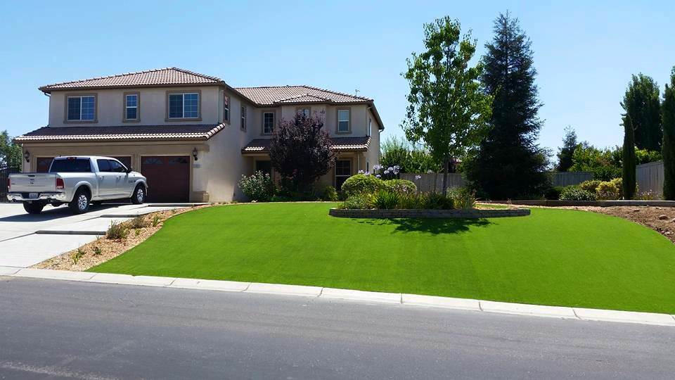 front lawn with freshly installed synthetic grass by Courts and Greens in Bakersfield